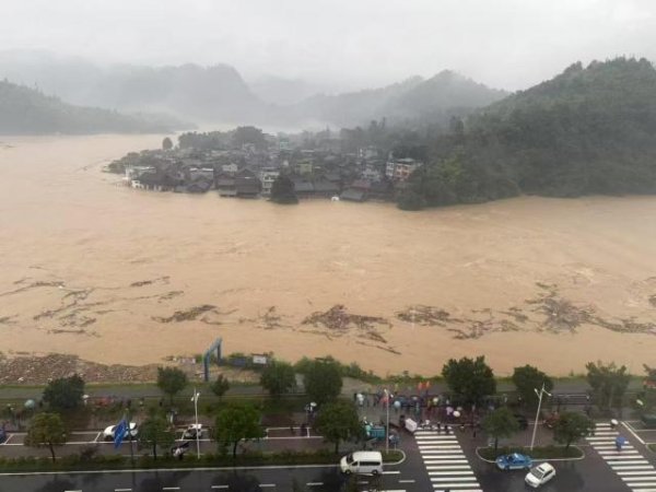 亨利投资 贵州榕江一女子挪车时被洪水冲进地下车库：体重不足80斤，靠游泳自救逃生