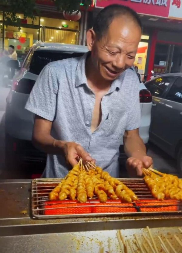 广盛网  山西67岁面筋爷爷酷似袁隆平走红，1元1串10年未涨价